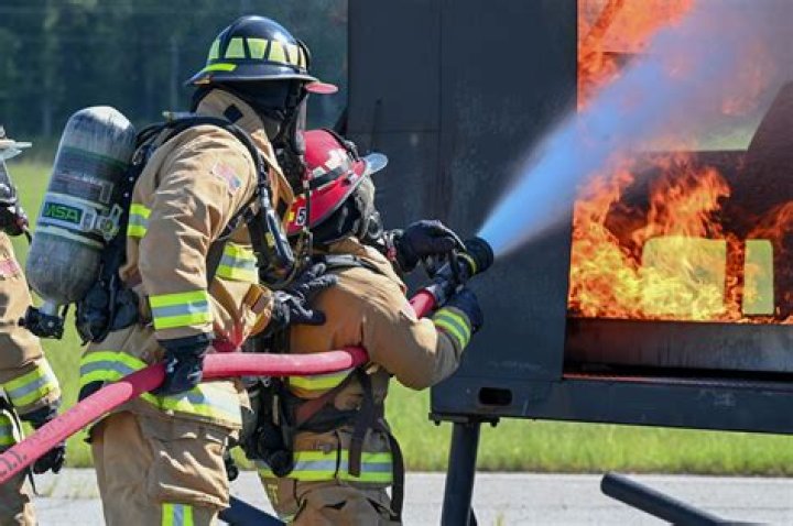 Can volunteer firefighters use lights?