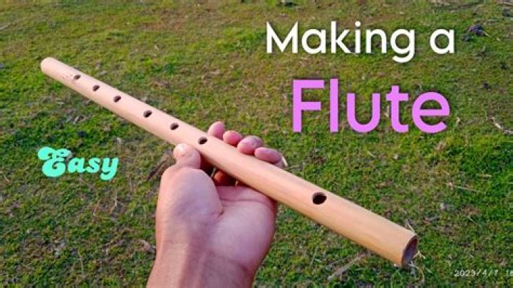 How do you make a straw flute?